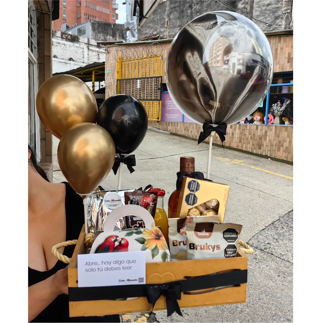 desayuno sorpresa premium con ron, chocolates y decoración dorada para cumpleaños