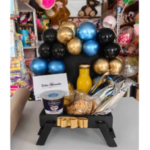 desayuno sorpresa económico para hombre con pastel de pollo fruta y decoración elegante