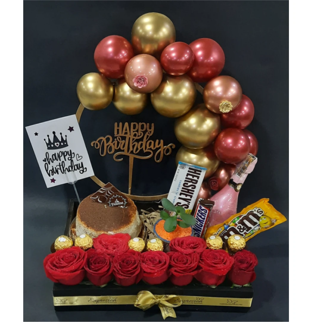 Algo sorpresa premium con vino rosas torta y chocolates para cumpleaños