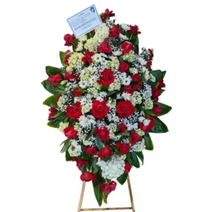Arreglo floral de condolencias con rosas rojas y flores blancas