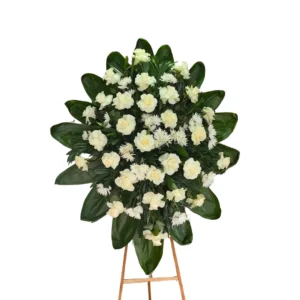 Arreglo floral de condolencias con flores blancas y follaje verde