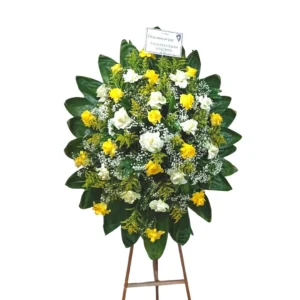 Arreglo floral de condolencias con flores blancas y amarillas
