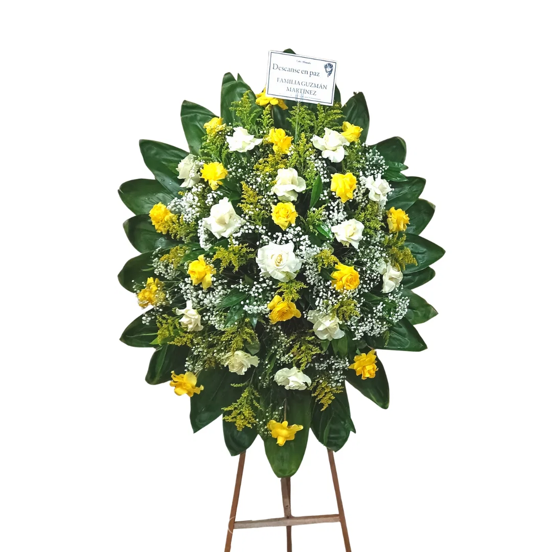Arreglo floral de condolencias con flores blancas y amarillas