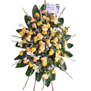 Arreglo floral de condolencias con flores crema y amarillas