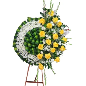 Corona floral de condolencias con flores blancas y rosas amarillas