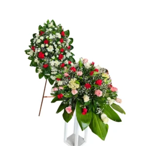 Conjunto de arreglos florales de condolencias con flores blancas y rosadas