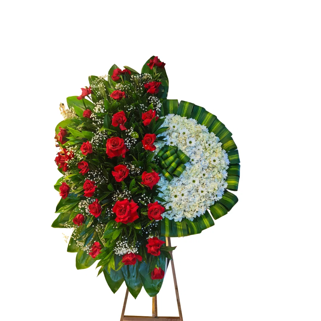 Corona floral de condolencias con rosas rojas y flores blancas en diseño especial