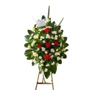 Arreglo floral de condolencias con flores blancas y rosas rojas