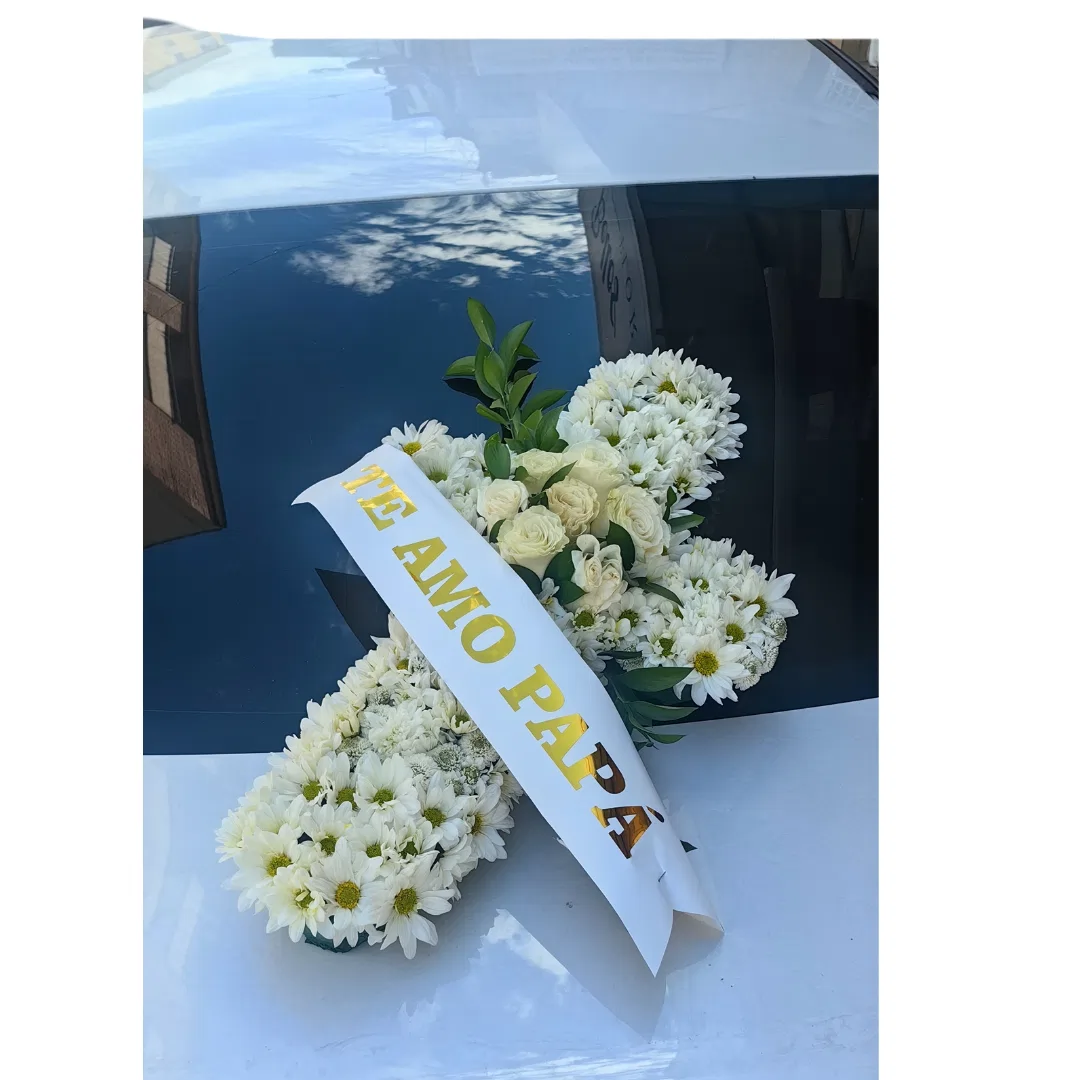 Cenizario floral con flores blancas para despedida y cremación