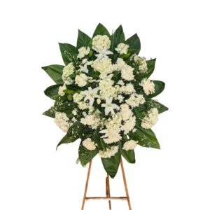Arreglo Fúnebre Blanco Con Lirios, Rosas Y Flores Naturales En Atril