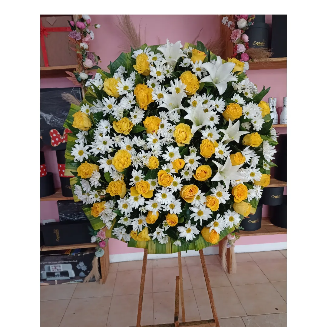 Corona Fúnebre En Tonos Blanco Y Amarillo Con Flores Naturales