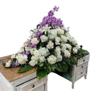 Cubre Caja Fúnebre Con flores Lila Y Flores Blancas