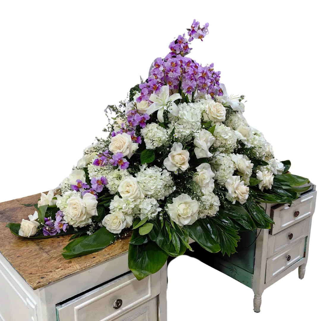 Cubre Caja Fúnebre Con flores Lila Y Flores Blancas