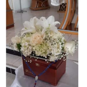 Cenizario Fúnebre Blanco Con Lirios, Rosas Y Hortensias
