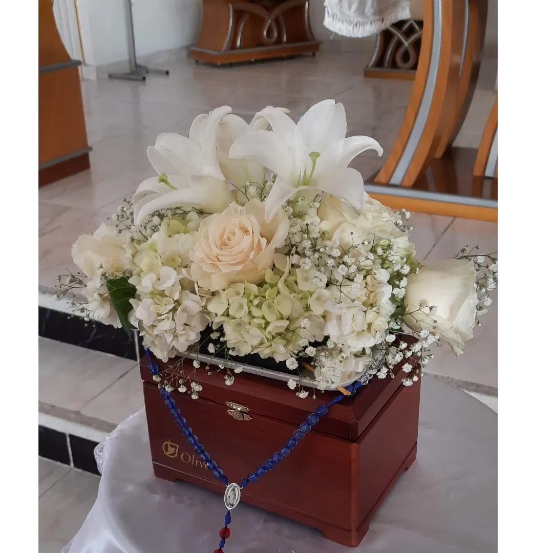 Cenizario Fúnebre Blanco Con Lirios, Rosas Y Hortensias