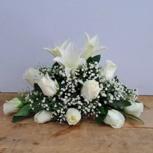 Cenizario Fúnebre Blanco Con Rosas Y Lirios Naturales